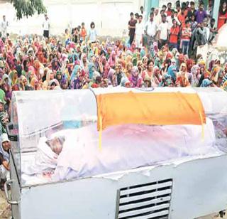 Tricolor on the body of the accused in the murder case of Dadri murder | दादरी हत्या प्रकरणातील आरोपीच्या शवपेटीवर तिरंगा