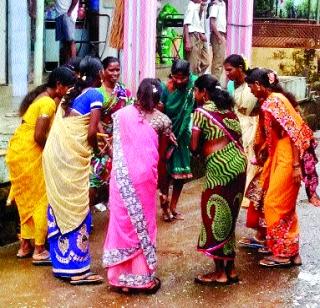 Traditional tribal people playing dandiya | दांडिया खेळण्याची आदिवासींमध्ये प्रथा