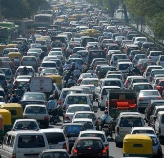 Due to the reservation for the road, the traffic congestion on the highway | आरक्षणाच्या मोर्चामुळे महामार्गावर वाहतूक कोंडी