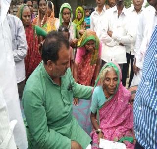 Eight Lakh aid to the deceased's family | अस्वल हल्ल्यात मृत व्यक्तीच्या कुटुंबीयांना आठ लाखांची मदत