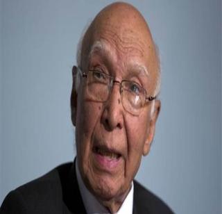 India-Pakistan relations have worsened due to Modi: Aziz | मोदींमुळेच भारत-पाक संबंध बिघडले - अझीझ