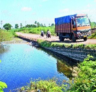 Dangerous to bridge traffic | पूल वाहतुकीसाठी धोकादायक