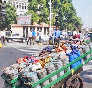 Dabewalla's 'Clothing Bank' | डबेवाल्यांची आता ‘कपडा बँक’