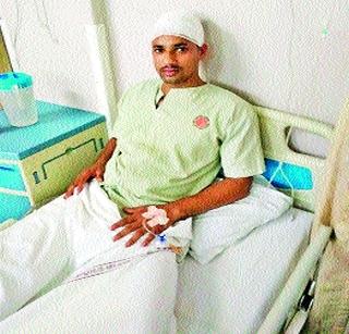 Police injured in alcoholic attack | मद्यपींच्या हल्ल्यात पोलीस जखमी Police injured in alcoholic attack | मद्यपींच्या हल्ल्यात पोलीस जखमी