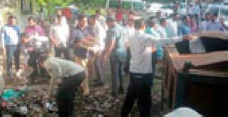 Zip Officers have taken salaries in their hands | जि.प. अधिकारी पदाधिकाऱ्यांनी घेतले हातात खराटे Zip Officers have taken salaries in their hands | जि.प. अधिकारी पदाधिकाऱ्यांनी घेतले हातात खराटे