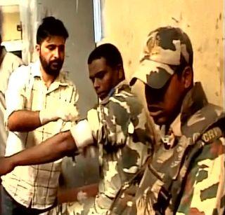 CRPF jawans injured in grenade attack, 2 jawans | सीआरपीएफ जवानांवर ग्रेनेड हल्ला, 2 जवान जखमी