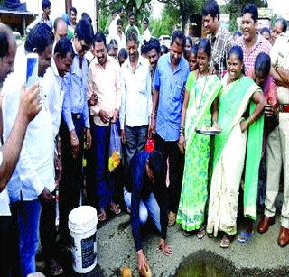 Fish Seed released in pits in the highway | महामार्गातील खड्ड्यांमध्ये सोडले मत्स्यबीज