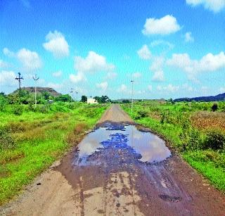 Khadek Khade on Khor-Ganjgaon road | खोर-भांडगाव रस्त्यावर खड्डेच खड्डे