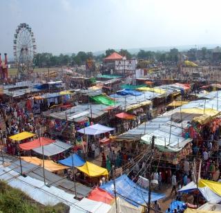 An increasing crowd of viewers for the Ramdev in Hingoli | हिंगोलीत रावण दहनासाठी प्रेक्षकांची वाढती गर्दी