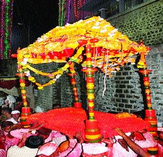 Tuljabhani's symolangan in the auspicious 'Ii king' | ‘आई राजा’च्या जयघोषात तुळजाभवानीचे सीमोल्लंघन