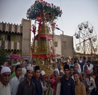 VIDEO - Muslims constitute coffin; Hindus become Khandekri | VIDEO - मुस्लीम उभारतात ताबूत; हिंदू होतात खांदेकरी