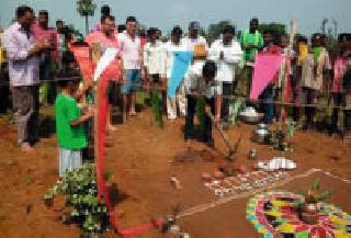 Bhimipujan of the water tank building in Jijagao | जिंजगावात पाणी टाकी बांधकामाचे भूमिपूजन Bhimipujan of the water tank building in Jijagao | जिंजगावात पाणी टाकी बांधकामाचे भूमिपूजन