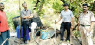 The amazement of the ammunition was destroyed | मोहफूल दारूअड्डा केला उद्ध्वस्त The amazement of the ammunition was destroyed | मोहफूल दारूअड्डा केला उद्ध्वस्त