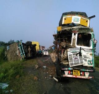 Truck hits face to face; One serious one | ट्रकची समोरासमोर धडक; एक जण गंभीर