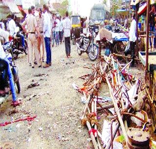 Tension in Navaratri breaking the arches | नवरात्रीच्या कमानी तोडल्याने तणाव Tension in Navaratri breaking the arches | नवरात्रीच्या कमानी तोडल्याने तणाव