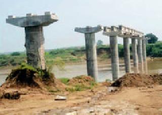 The work of 13 Pillar of Panganga river bridge completed | पैनगंगा नदीवरील पुलाच्या १३ पिल्लरचे काम पूर्ण