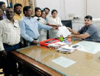 Demand for harsh action against the attackers on the staff | कर्मचाऱ्यावर हल्ला करणाऱ्यांवर कठोर कारवाहीची मागणी