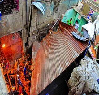 Building collapses in Behrampad; 5 injured | बेहरामपाड्यात इमारत कोसळून ६ ठार; ५ जखमी