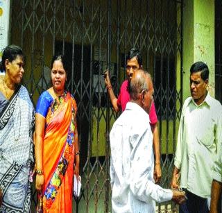 The Gram Panchayat should be stopped | ग्रामपंचायतीला ठोकले टाळे The Gram Panchayat should be stopped | ग्रामपंचायतीला ठोकले टाळे