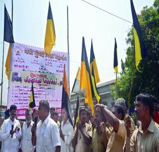 Rickshaw federation raid on RTO | रिक्षा महासंघाची आरटीओवर धडक Rickshaw federation raid on RTO | रिक्षा महासंघाची आरटीओवर धडक