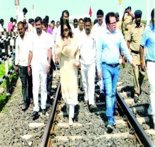 Railgate route was opened for farmers. | शेतक-यांसाठी रेल्वेगेटचा मार्ग झाला खुला!