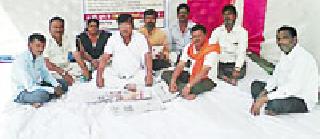ST employees protest movement | एसटी कर्मचाऱ्यांचे धरणे आंदोलन ST employees protest movement | एसटी कर्मचाऱ्यांचे धरणे आंदोलन
