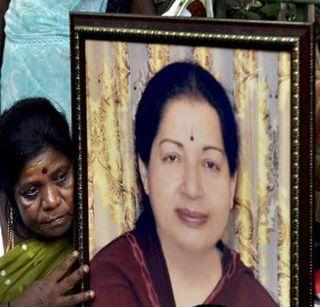 Awesome! Jayalalitha's photos are going on before the government meetings | अजब ! जयललितांच्या फोटोसमोर सुरू आहेत सरकारी बैठका