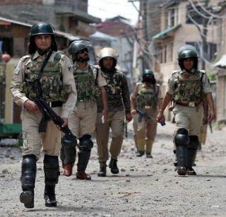 Curfew in Kashmir rose | काश्मीरमधील संचारबंदी उठली