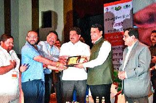 Yeola, Satyanel, the recipient of the award for philanthropy | येवला, सटाण्याला हगणदारीमुक्तीचा पुरस्कार