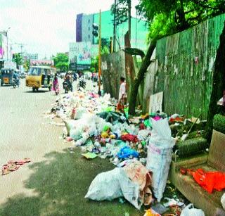 Traffic drivers due to the trash | कचऱ्यामुळे होतेय वाहतूककोंडी