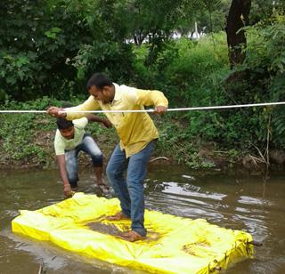 Failure to travel by boat because of no road | रस्ता नसल्यामुळे होडीच्या आधारे जीवघेणा प्रवास