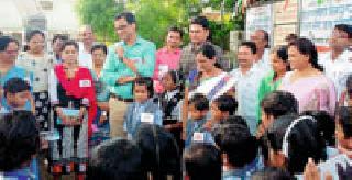 The District Collector gave the prize to the students | जिल्हाधिकाऱ्यांनी दिले विद्यार्थ्यांना बक्षीस The District Collector gave the prize to the students | जिल्हाधिकाऱ्यांनी दिले विद्यार्थ्यांना बक्षीस
