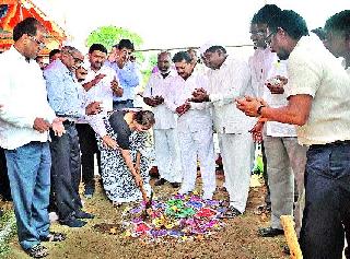 The Bhumi Pujan of the undisturbed building | निऱ्हाळेत इमारतीचे भूमिपूजन