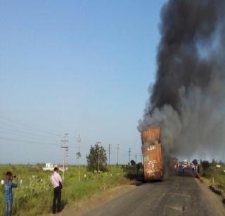 VIDEO: Fire in a moving container in the ridge, nine new cars to fire | VIDEO: वर्ध्यात धावत्या कंटेनरला आग, नऊ नव्या को-या कार भस्मसात