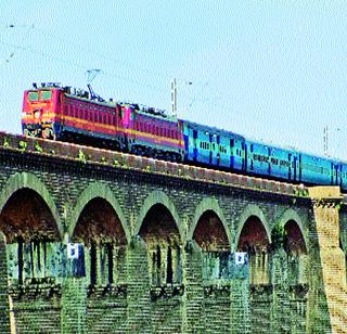 Electric engine rail run from British bridge | ब्रिटिशकालीन पुलावरून धावली विद्युत इंजिनची रेल्वे