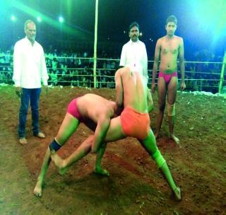 Wrestling competition at the Washim field! | वाशिमच्या मैदानावर रंगली कुस्ती स्पर्धा!