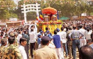 Buddha-Bhim Asthalash rally after the humorous greetings | भीमसैनिकांच्या मानवंदनेनंतर बुद्ध-भीम अस्थिकलश रॅली