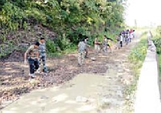 Chinnavadra road correction due to police work | पोलिसांच्या श्रमदानातून चिन्नावट्रा रस्त्याची दुरूस्ती Chinnavadra road correction due to police work | पोलिसांच्या श्रमदानातून चिन्नावट्रा रस्त्याची दुरूस्ती