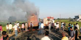 Container burns ... | कंटेनर पेटला... Container burns ... | कंटेनर पेटला...