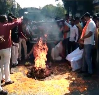 'Home Haven' on the street pothole from 'Chhava' | ‘छावा’कडून रस्त्यावरच्या खड्ड्यात ‘होम हवन’