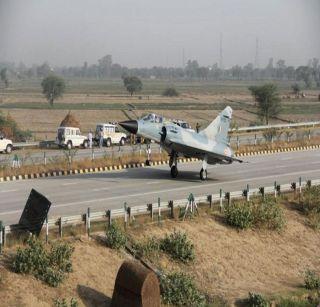 Air force planes to escape from the highway | हायवेवरून झेपावणार हवाई दलाची विमाने