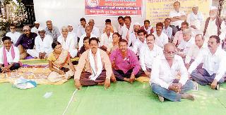 Demand for reinstatement of land for marginal farmers | सावकारग्रस्त शेतकऱ्यांच्या जमिनी परत देण्याची मागणी Demand for reinstatement of land for marginal farmers | सावकारग्रस्त शेतकऱ्यांच्या जमिनी परत देण्याची मागणी