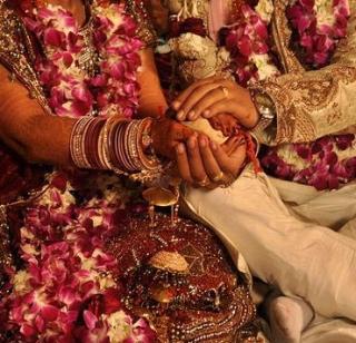 Felicitations of inter-caste married couples | आंतरजातीय विवाहित जोडप्यांचा सत्कार