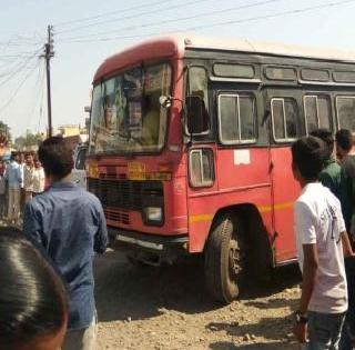 Student deaths in bus accident | बस अपघातात विद्यार्थीनीचा मृत्यू