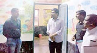 District Collector inspected the polling centers in Kali city | जिल्हाधिकाऱ्यांनी केली शहरातील मतदान केंद्रांची पाहणी