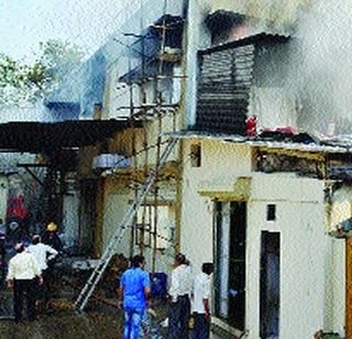 Fire on Kandivital factory | कांदिवलीत कारखान्याला आग Fire on Kandivital factory | कांदिवलीत कारखान्याला आग