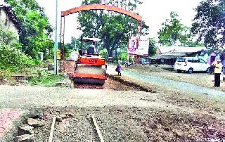 Work on road lanes in Jaygaon is finally started | जायगाव येथे रेंगाळलेले रस्त्याचे काम अखेर सुरू