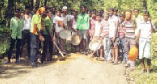 The potholes on the Kolpoli-Kothari road were flooded with labor | कोलपल्ली-कोठारी मार्गावरचे खड्डे श्रमदानातून बुजविले