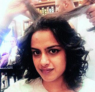 Neha's efforts for hairdo | हेअरस्टाईलसाठी नेहाचे प्रयत्न