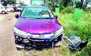 Two killed in a car crash | कारच्या धडकेत दोन ठार Two killed in a car crash | कारच्या धडकेत दोन ठार